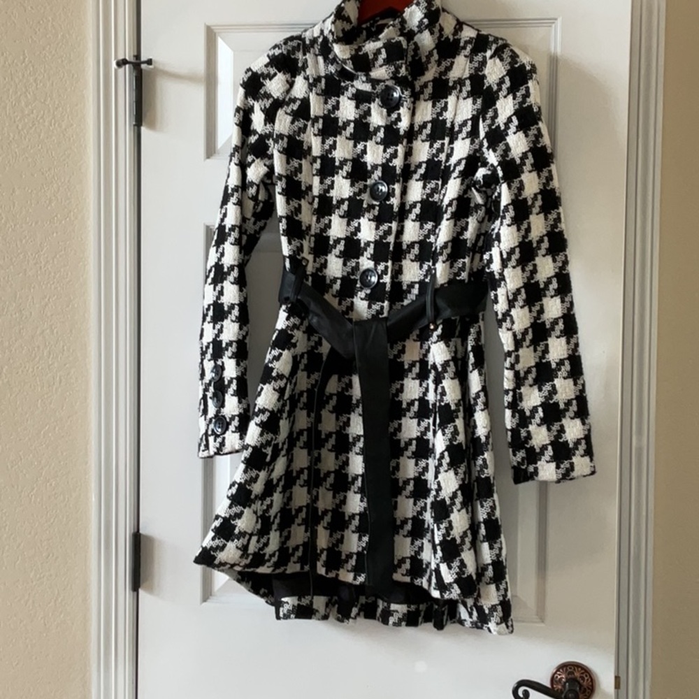 Stylish Black and White Houndstooth Coat